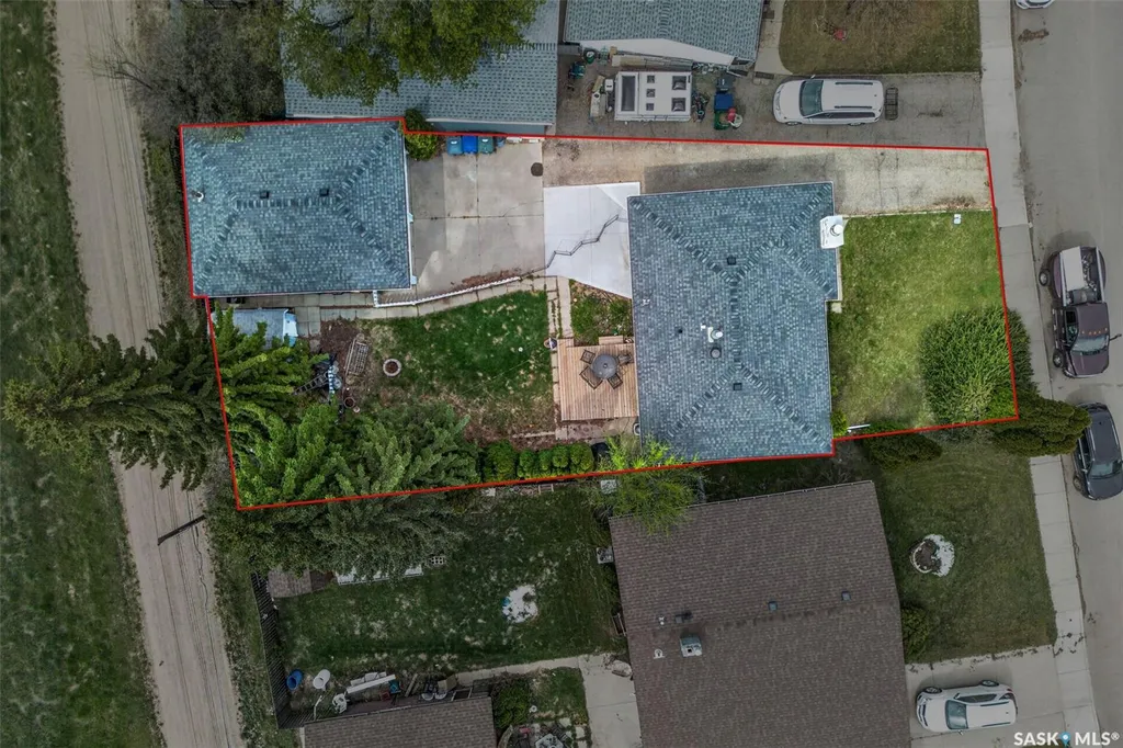 413 Vancouver Avenue N Saskatoon SK S7L 4J8
