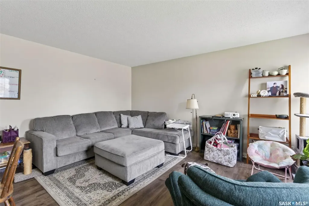 413 Vancouver Avenue N Saskatoon SK S7L 4J8