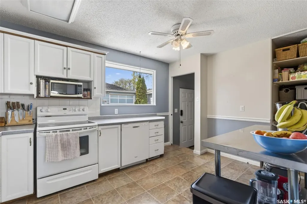 413 Vancouver Avenue N Saskatoon SK S7L 4J8
