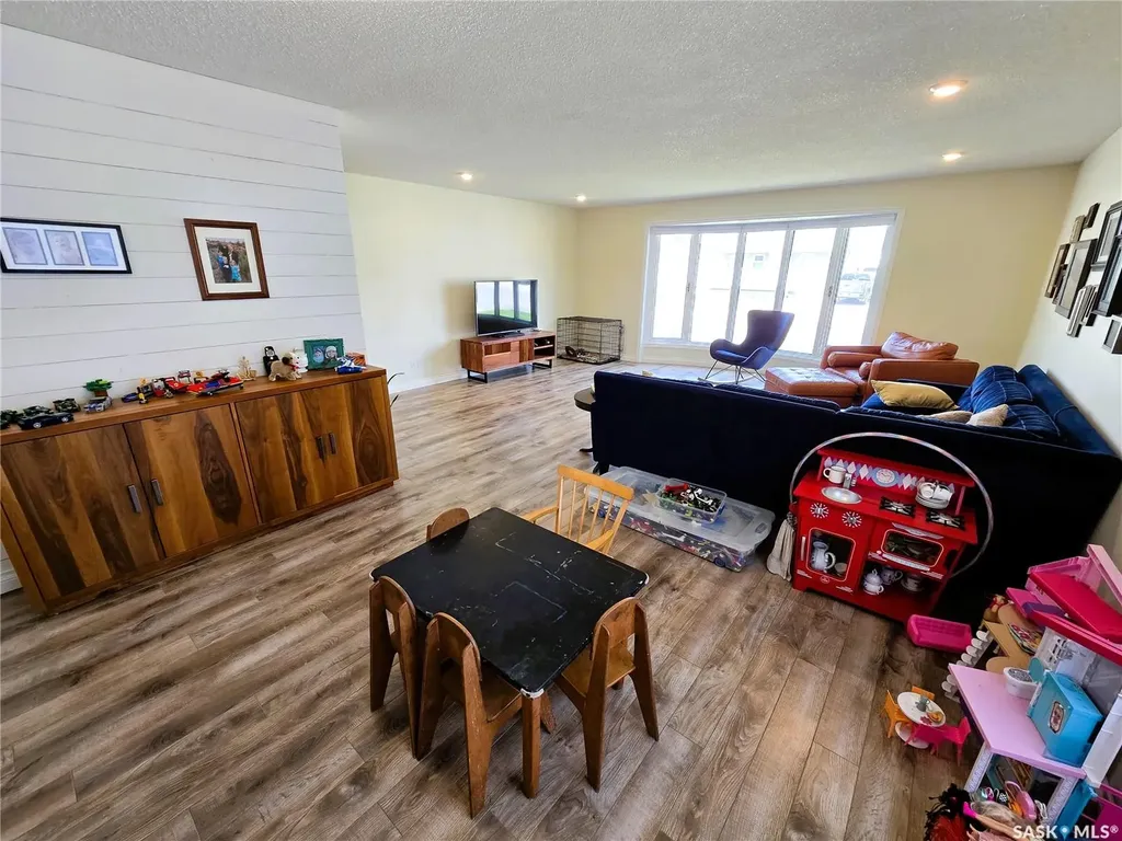 528 Dieppe Drive Weyburn SK S4H 2Y2