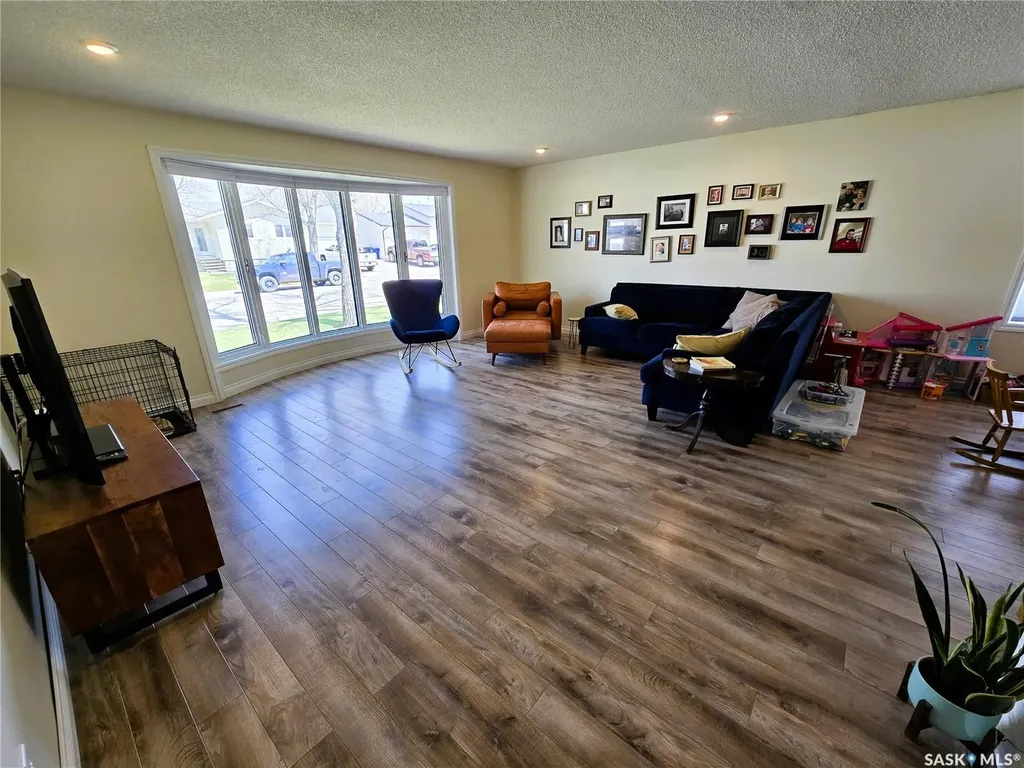 528 Dieppe Drive Weyburn SK S4H 2Y2