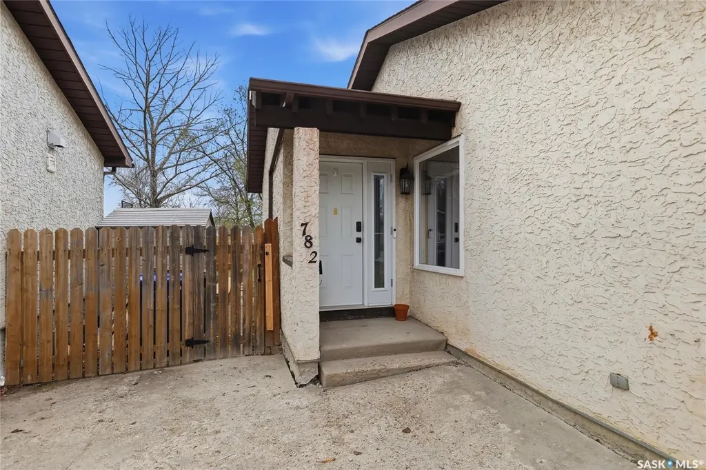 782 Hayworth Crescent N Regina SK S4X 1Y1