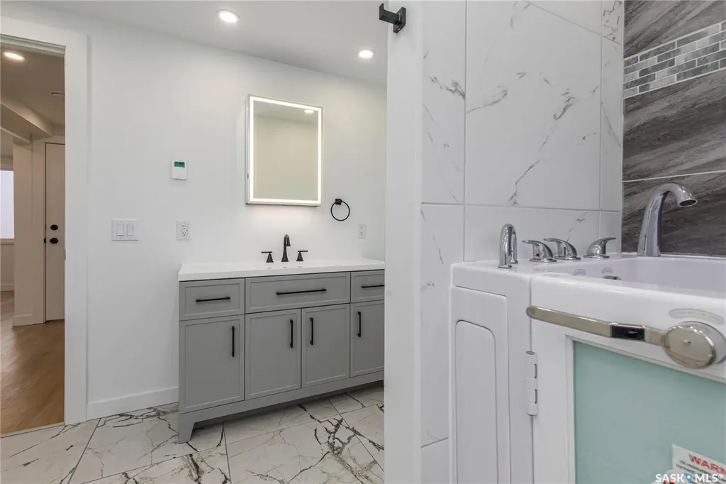 453 Lillooet Street W Moose Jaw SK S6H 4Z4