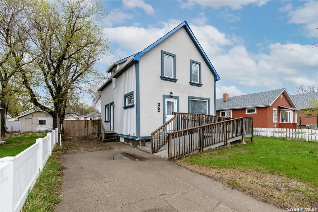 453 Lillooet Street W Moose Jaw SK S6H 4Z4