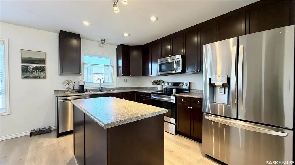230 Veltkamp Lane Saskatoon SK S7T 0S1