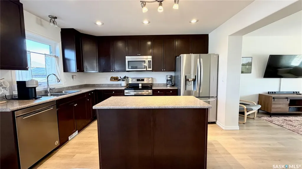 230 Veltkamp Lane Saskatoon SK S7T 0S1