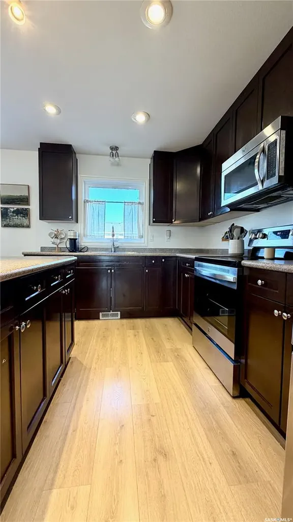 230 Veltkamp Lane Saskatoon SK S7T 0S1