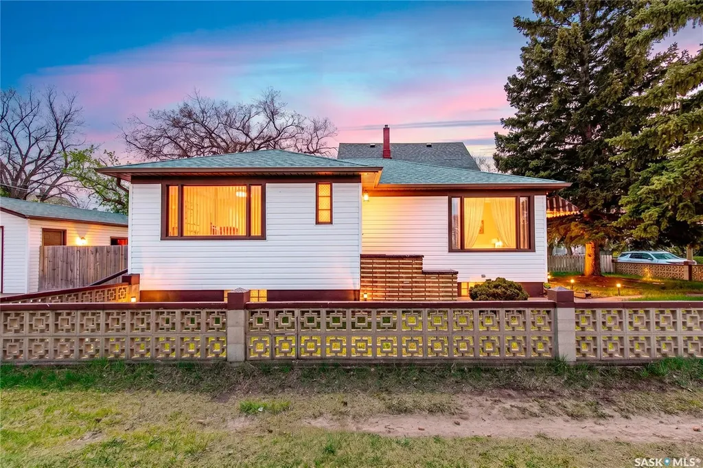 1171 Henleaze Avenue Moose Jaw SK S6H 3V8