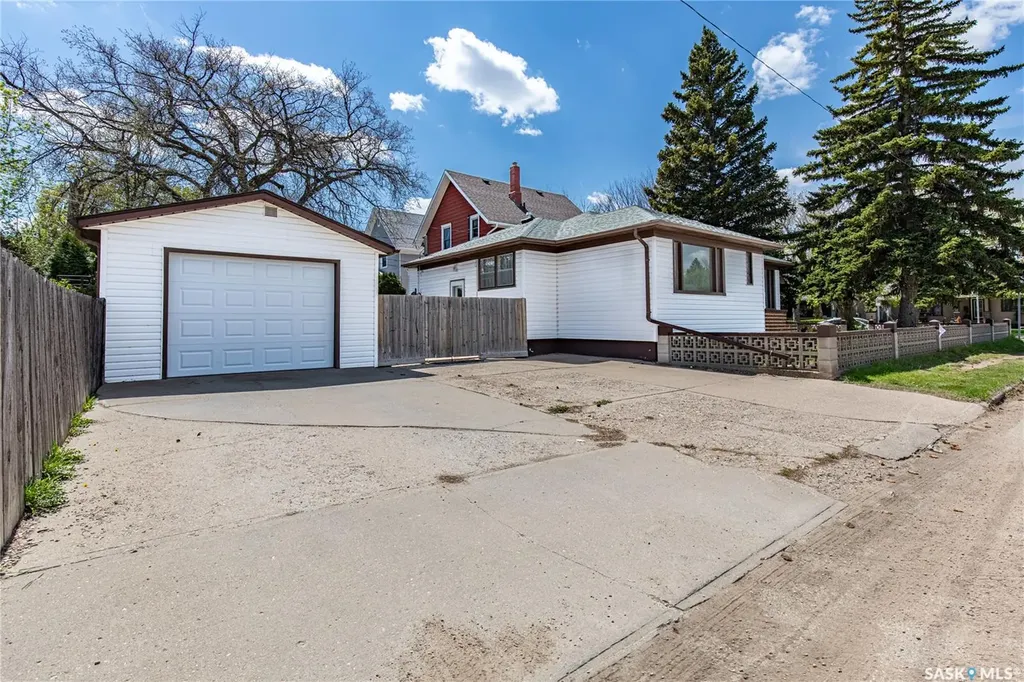 1171 Henleaze Avenue Moose Jaw SK S6H 3V8