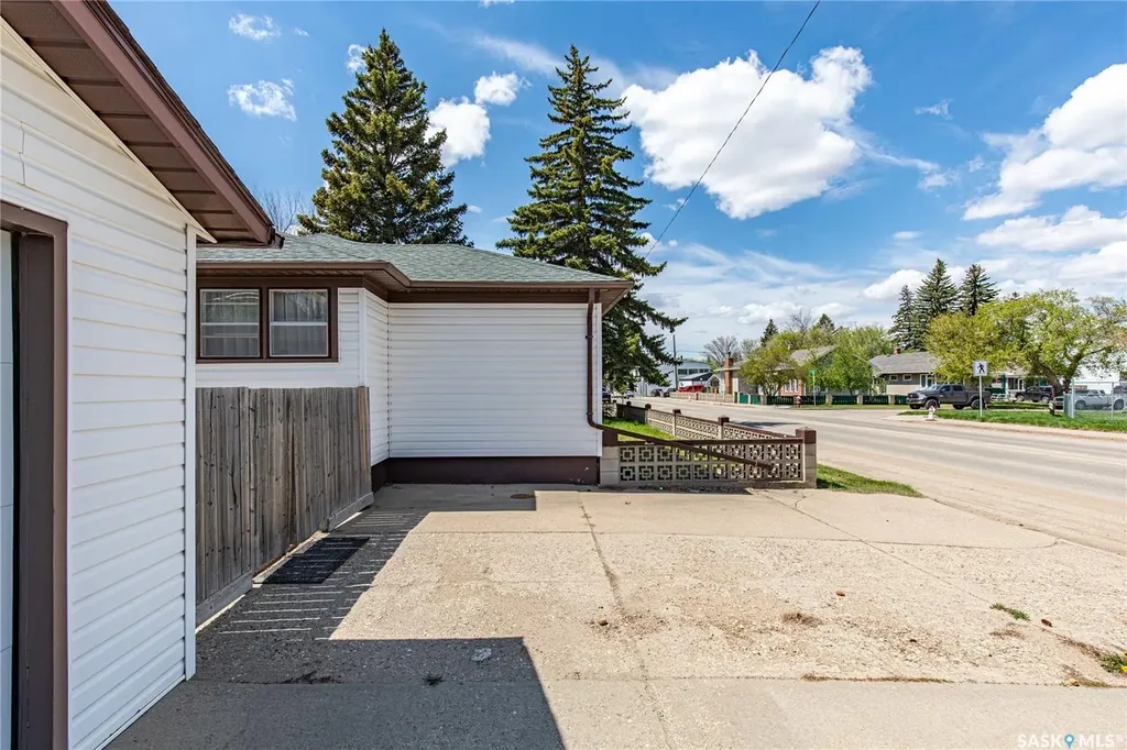 1171 Henleaze Avenue Moose Jaw SK S6H 3V8