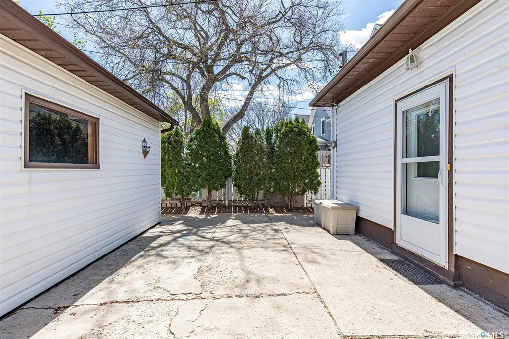 1171 Henleaze Avenue Moose Jaw SK S6H 3V8