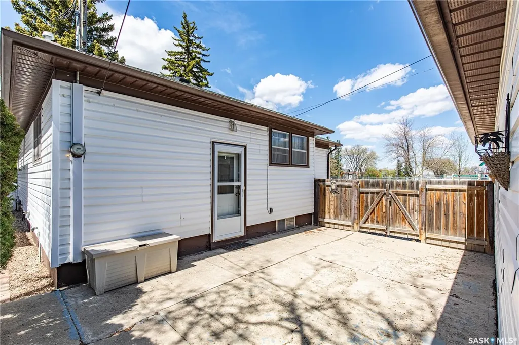 1171 Henleaze Avenue Moose Jaw SK S6H 3V8
