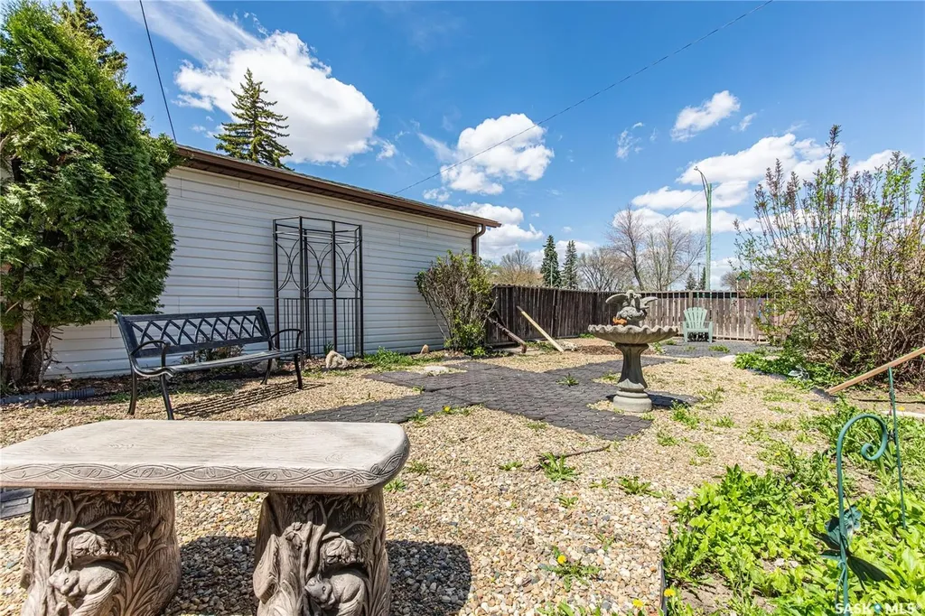 1171 Henleaze Avenue Moose Jaw SK S6H 3V8