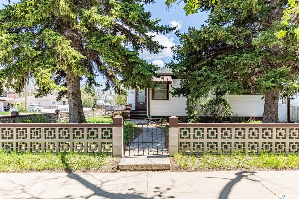 1171 Henleaze Avenue Moose Jaw SK S6H 3V8