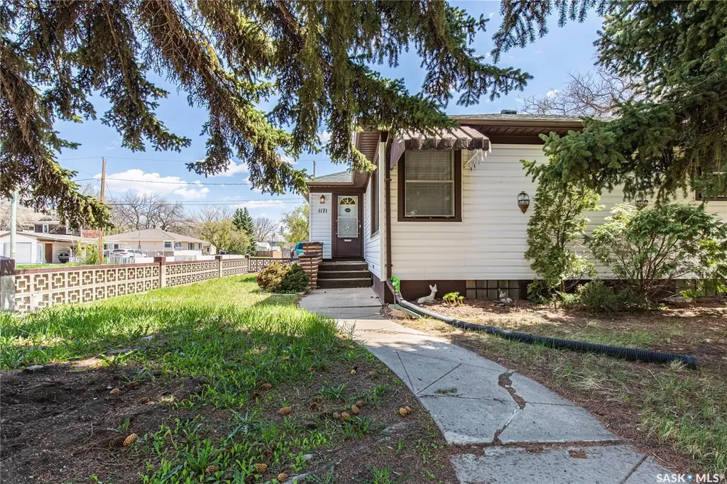 1171 Henleaze Avenue Moose Jaw SK S6H 3V8