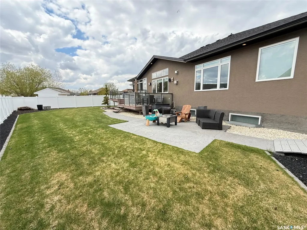 1832 Gordon Miles Place Weyburn SK S4H 0B9