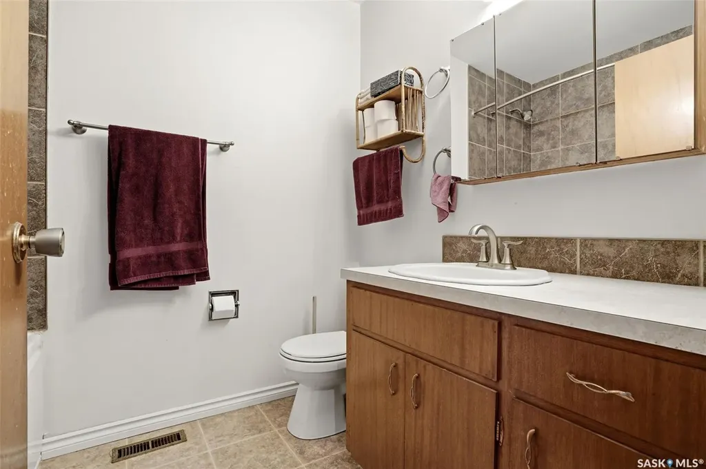 125 Brownlee Avenue Mclean SK S0G 3E0