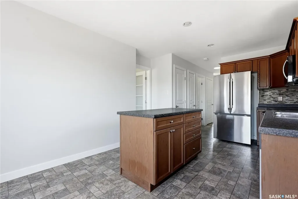741 Glenview Cove Martensville SK S0K 0A2