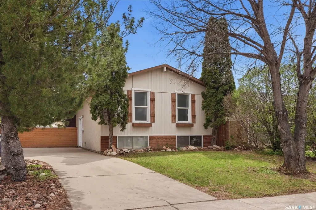405 St Laurent Crescent Saskatoon SK S7L 4X3