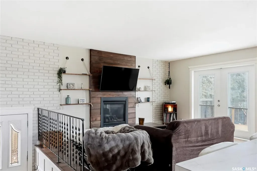405 St Laurent Crescent Saskatoon SK S7L 4X3
