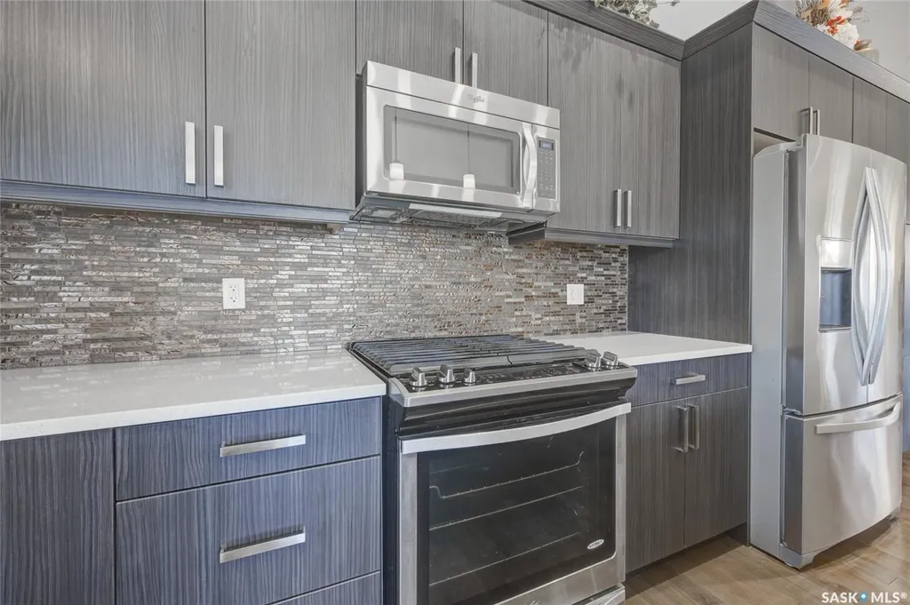 935 Glacial Shores Manor Saskatoon SK S7W 0R2