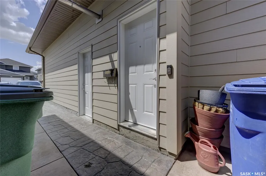 935 Glacial Shores Manor Saskatoon SK S7W 0R2