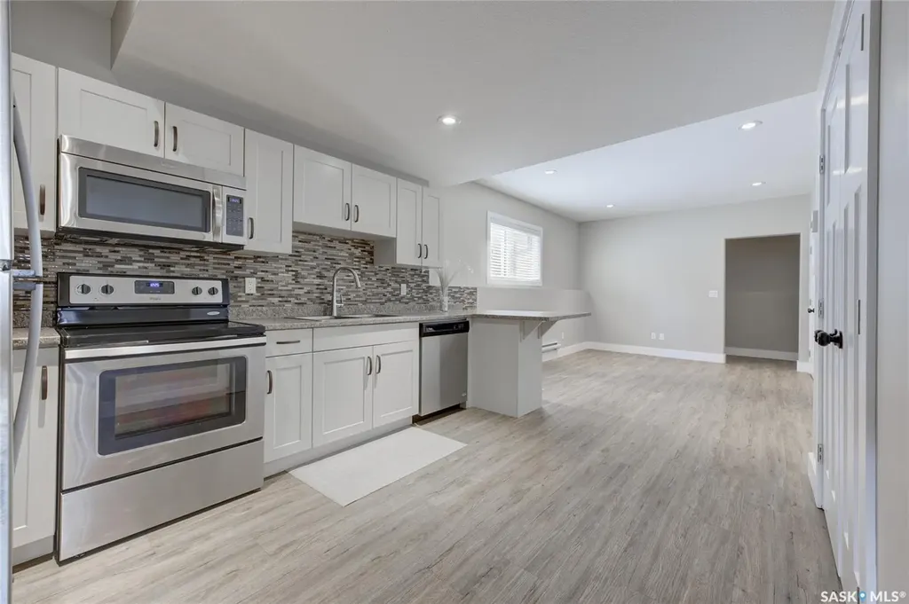 935 Glacial Shores Manor Saskatoon SK S7W 0R2
