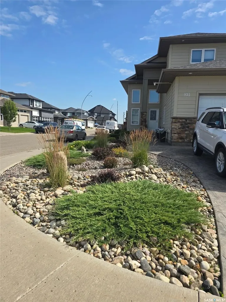 935 Glacial Shores Manor Saskatoon SK S7W 0R2