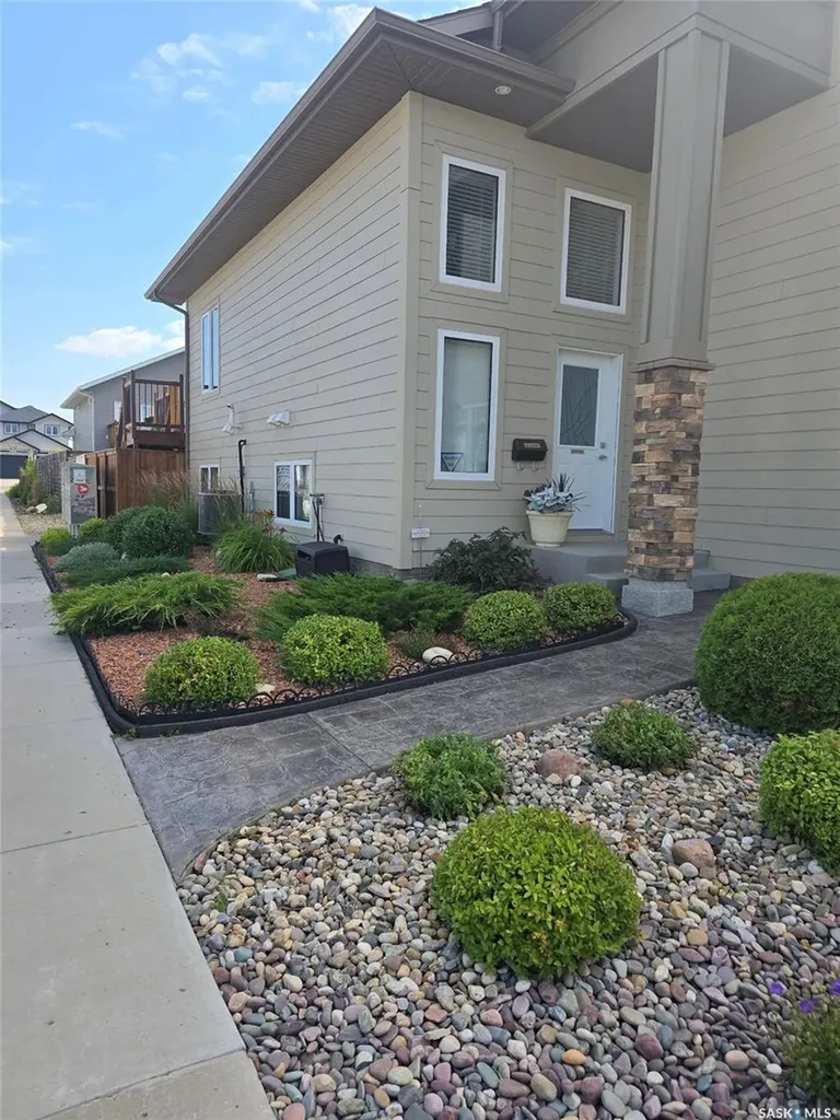 935 Glacial Shores Manor Saskatoon SK S7W 0R2