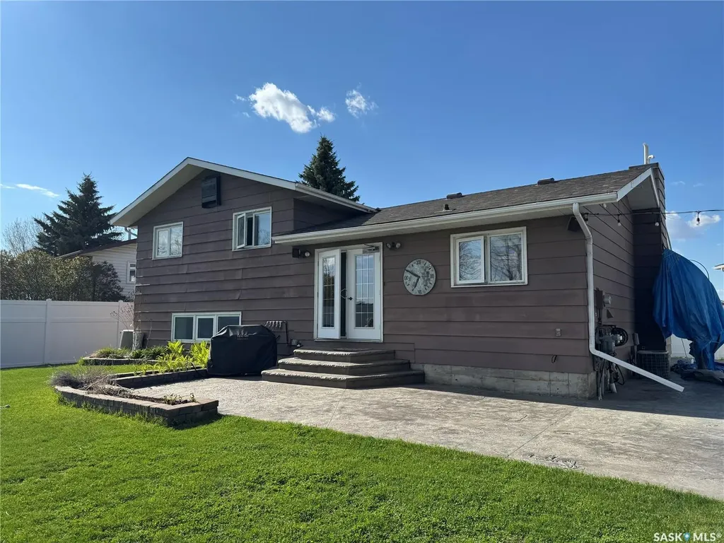 734 Wollaston Court Saskatoon SK S7J 4E5