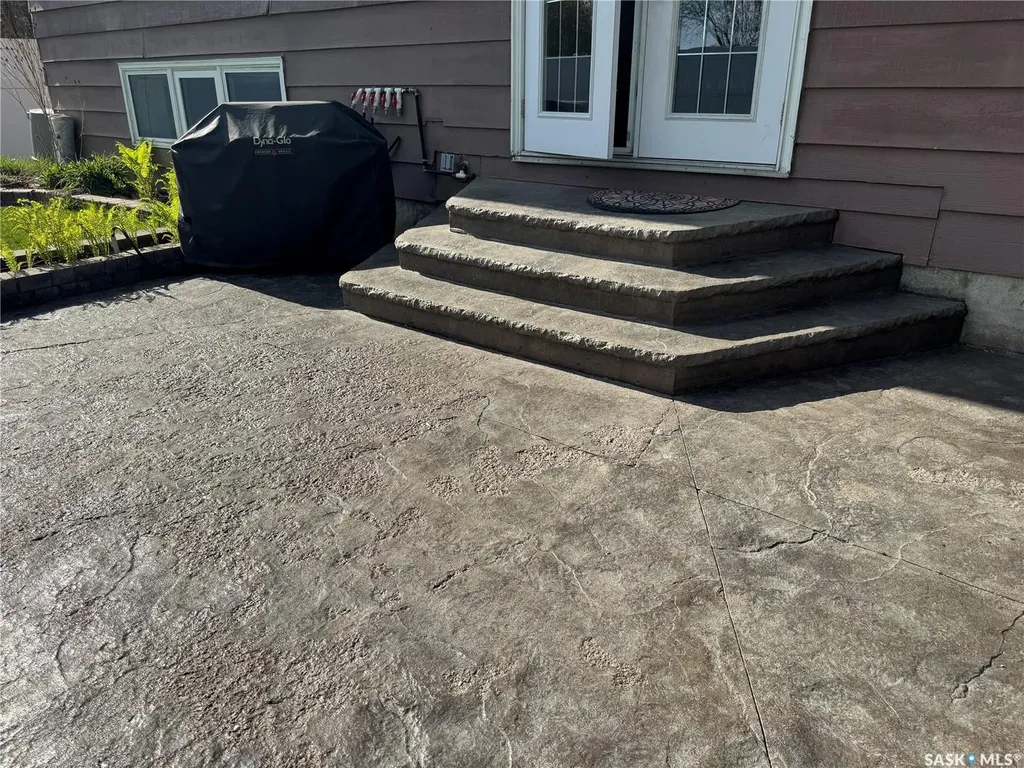 734 Wollaston Court Saskatoon SK S7J 4E5