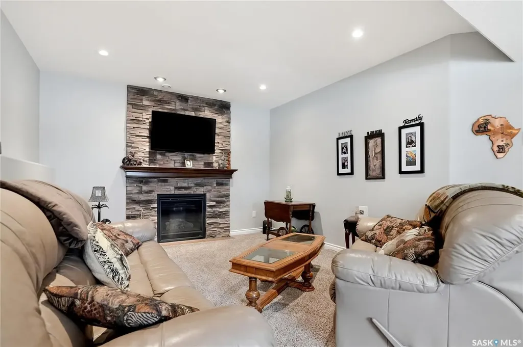 826 Rempel Crescent Saskatoon SK S7T 0M5