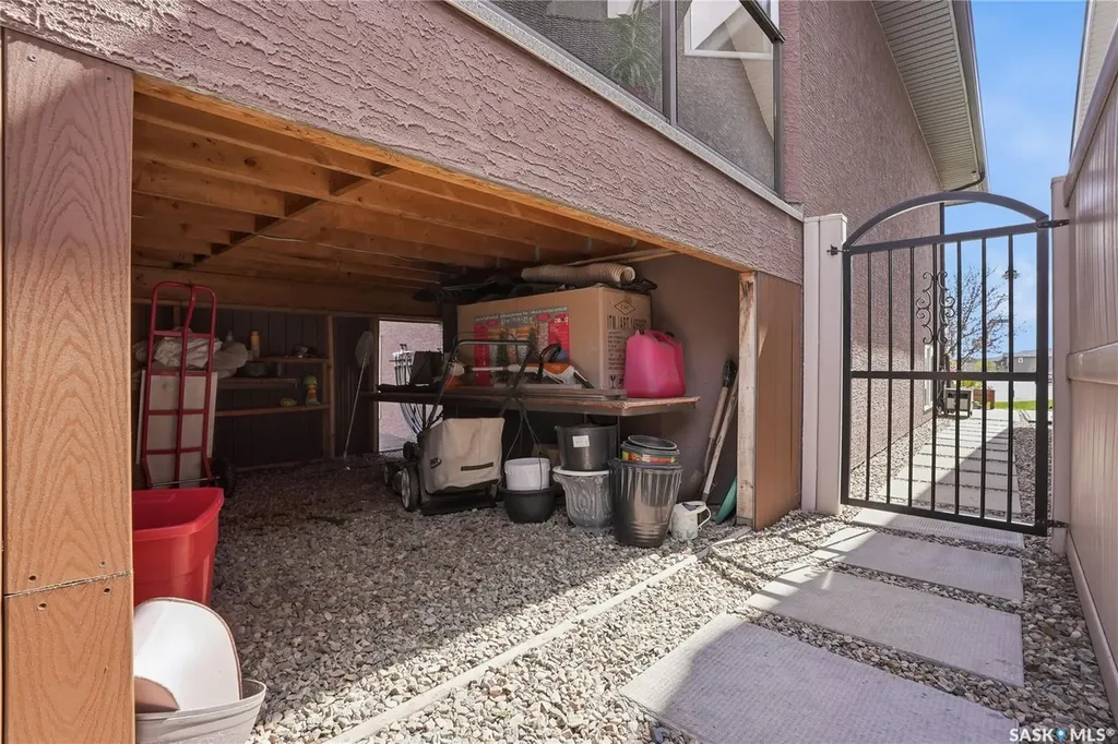 826 Rempel Crescent Saskatoon SK S7T 0M5