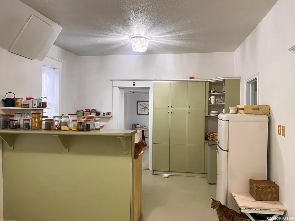 1124 Victoria Avenue Regina SK S4P 0N7
