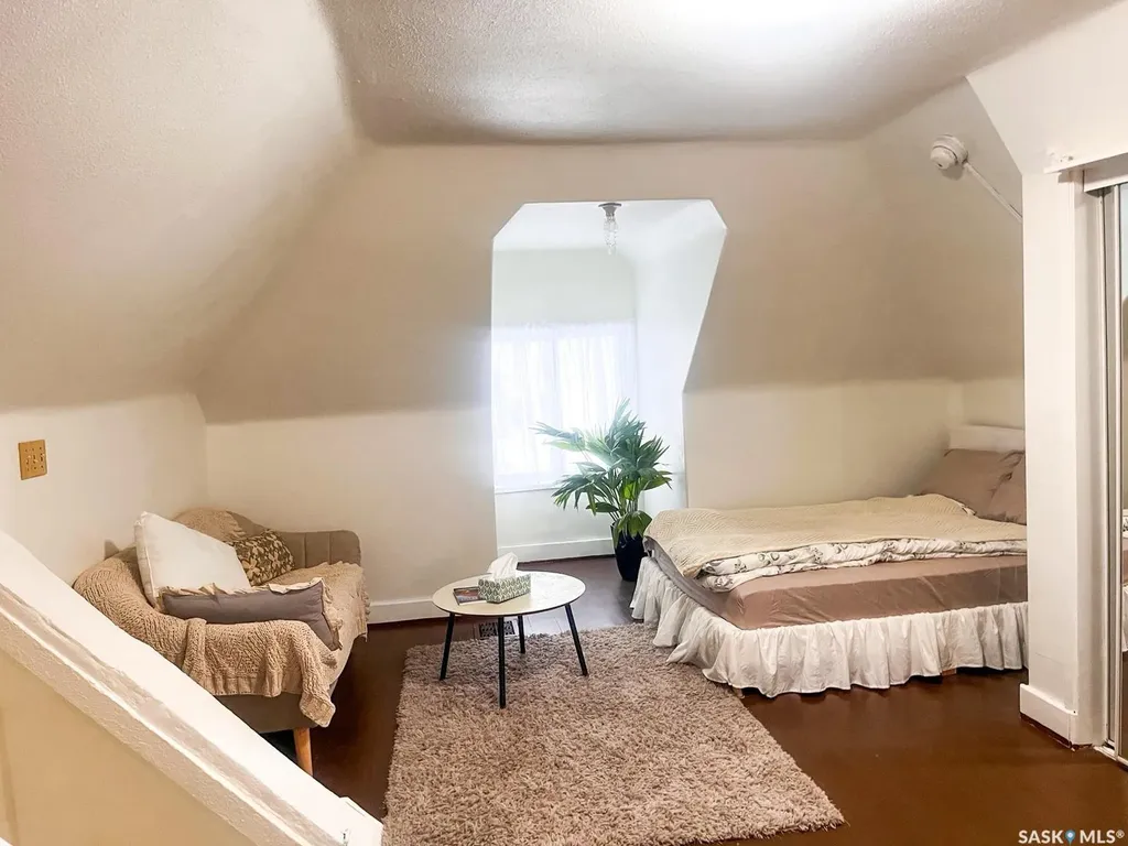1124 Victoria Avenue Regina SK S4P 0N7