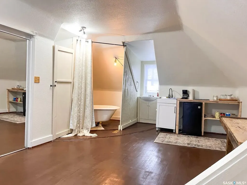 1124 Victoria Avenue Regina SK S4P 0N7