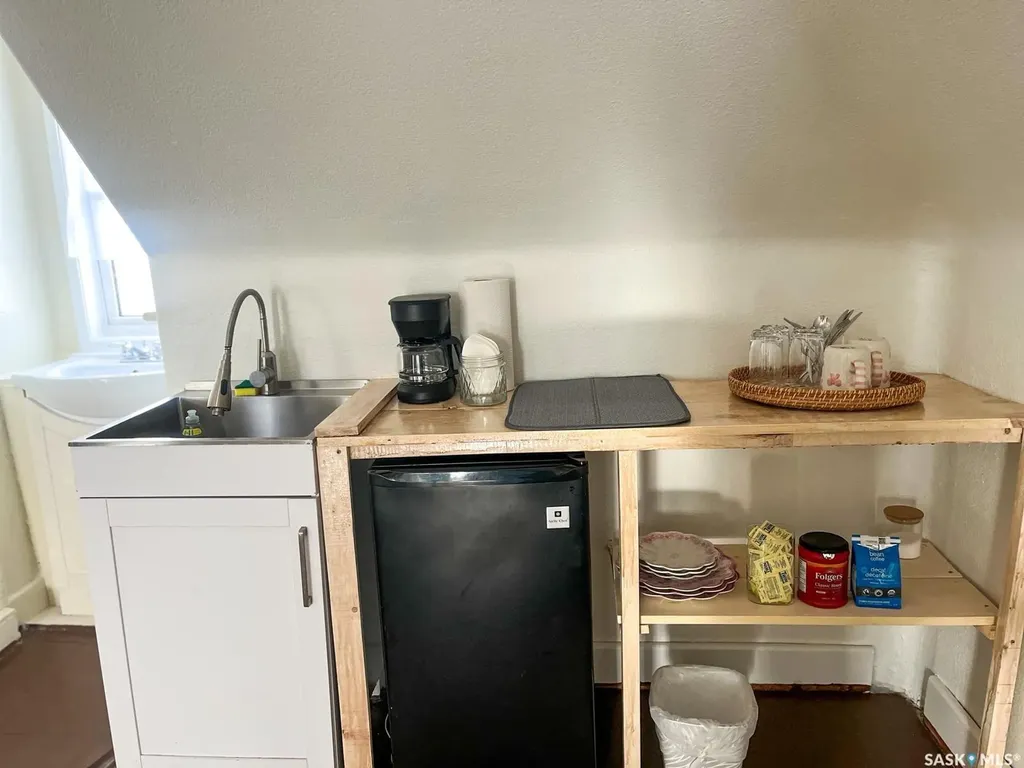 1124 Victoria Avenue Regina SK S4P 0N7