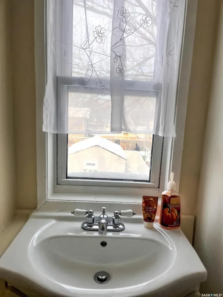 1124 Victoria Avenue Regina SK S4P 0N7