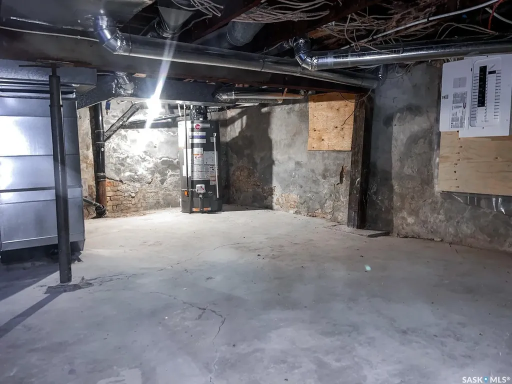 1124 Victoria Avenue Regina SK S4P 0N7