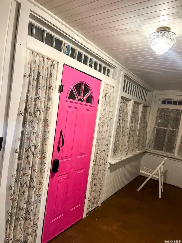 1124 Victoria Avenue Regina SK S4P 0N7