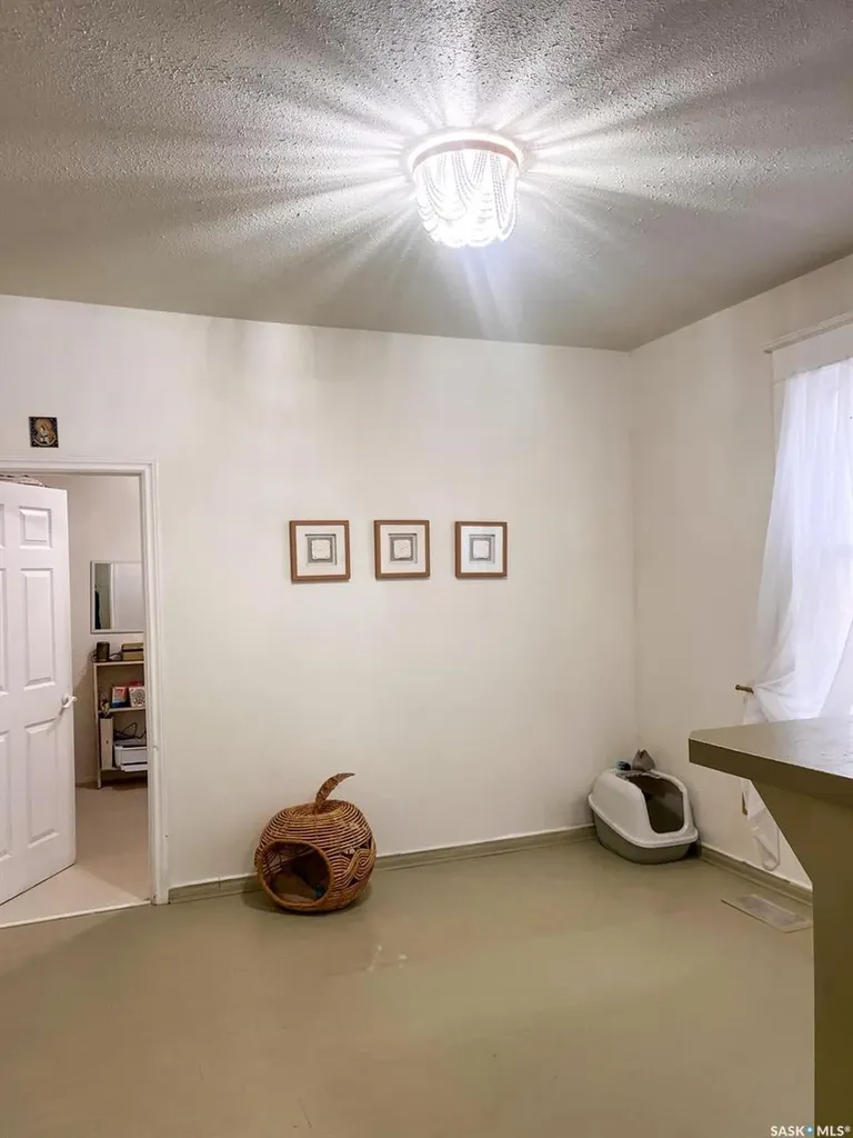 1124 Victoria Avenue Regina SK S4P 0N7
