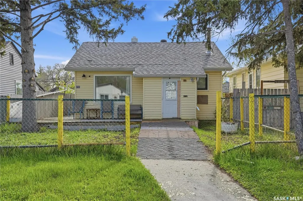1233 Queen Street Regina SK S4T 4B5