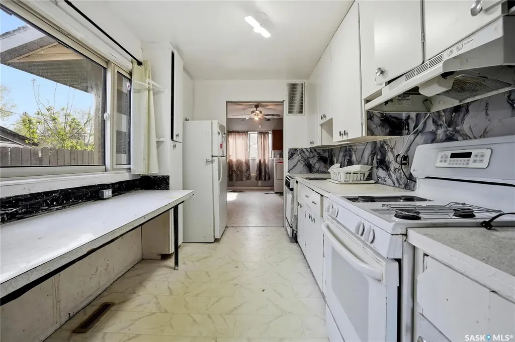 1233 Queen Street Regina SK S4T 4B5