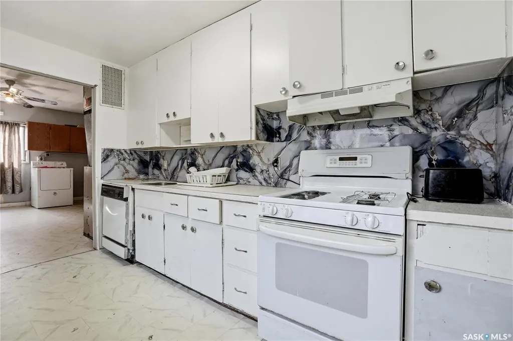 1233 Queen Street Regina SK S4T 4B5