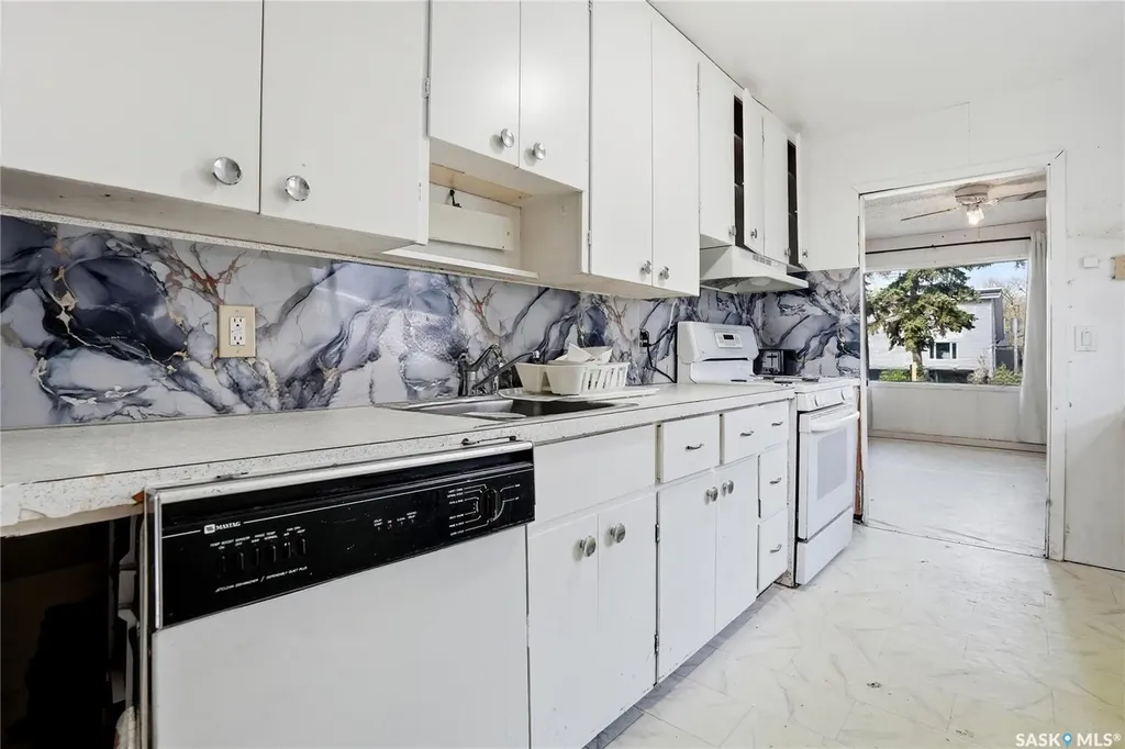 1233 Queen Street Regina SK S4T 4B5