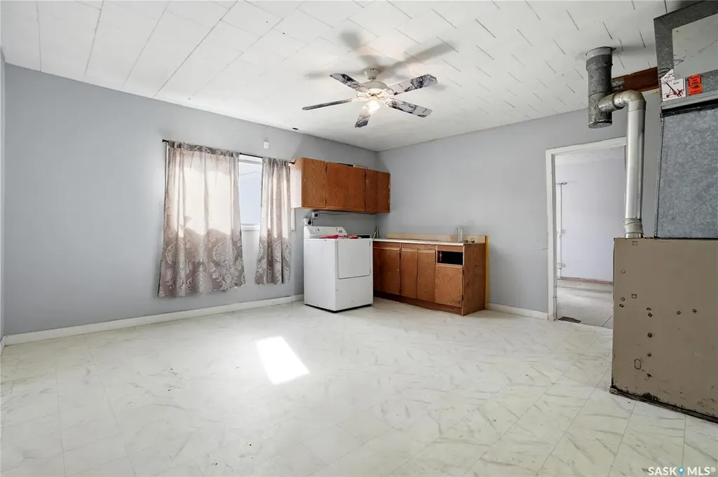 1233 Queen Street Regina SK S4T 4B5