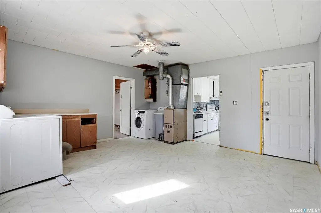 1233 Queen Street Regina SK S4T 4B5