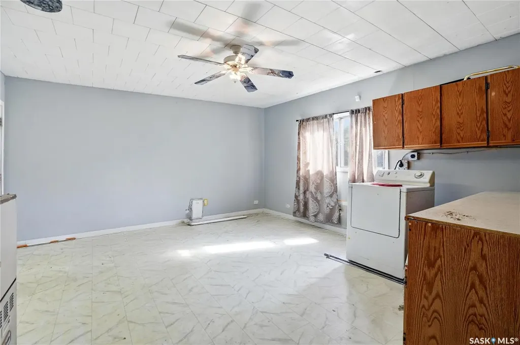 1233 Queen Street Regina SK S4T 4B5