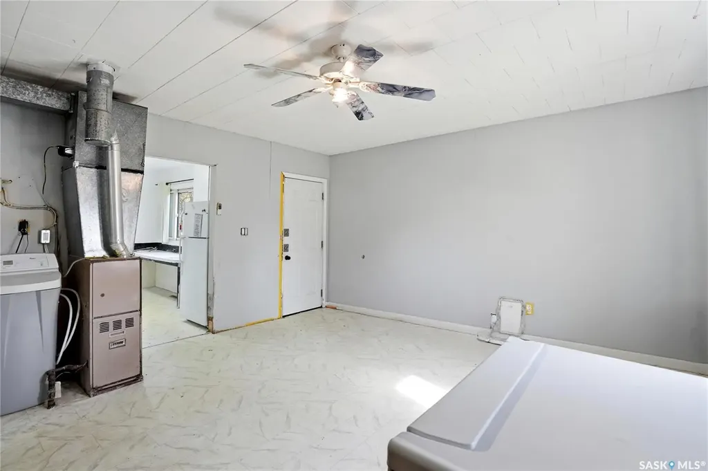 1233 Queen Street Regina SK S4T 4B5
