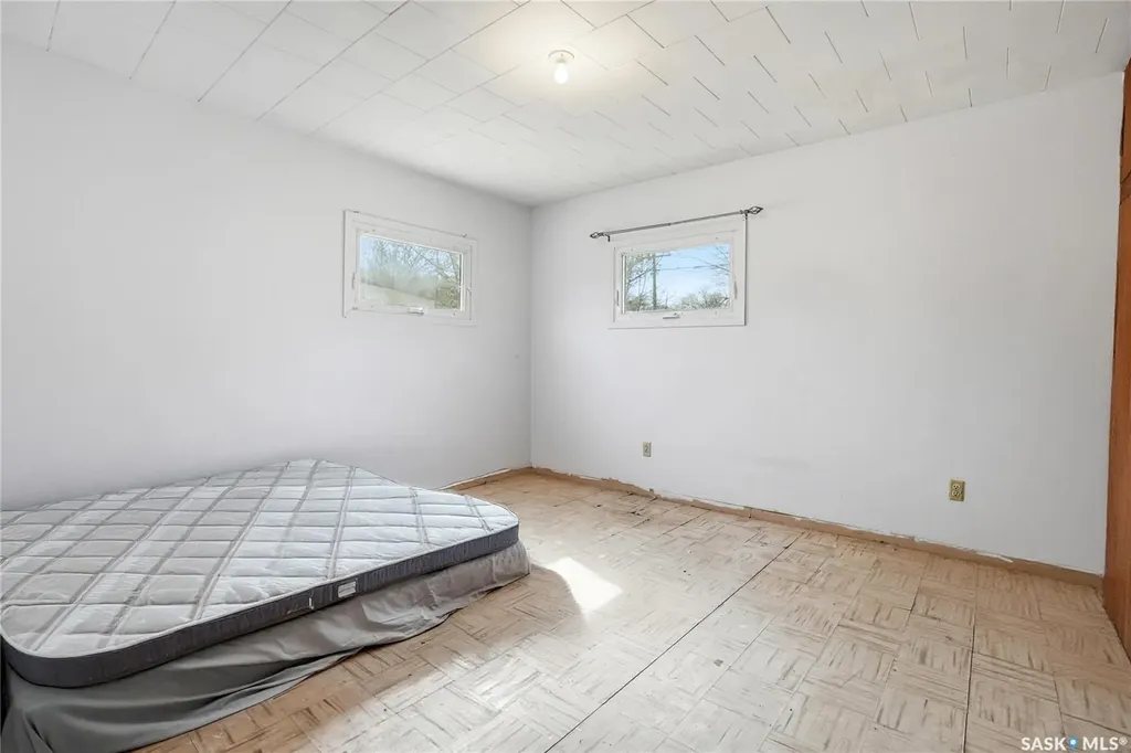 1233 Queen Street Regina SK S4T 4B5